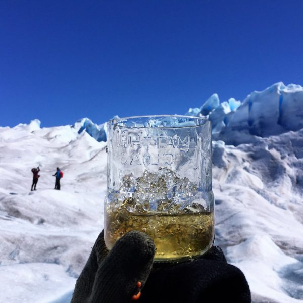 Whisky servito con il gelido ghiaccio del Perito Moreno